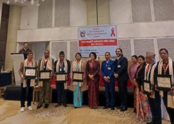 राष्ट्रिय एचआइभी कार्यक्रमको वार्षिक समीक्षा गोष्ठिमा सात जना पुरुस्कृत