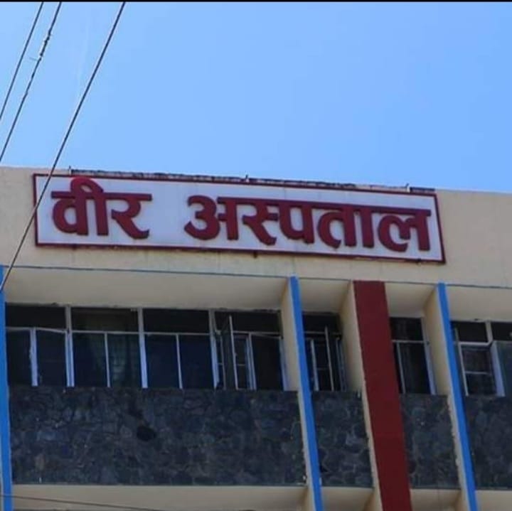 वीर अस्पतालको कुरुवा घर माथिको छानो र रेलिङ खस्दा चार जना घाइते