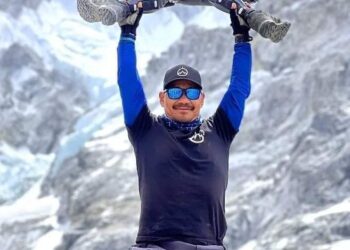 तालिबानसँगको लडाइँमा दुबै खुट्टा गुमाएका बुढामगरले गरे सगरमाथाको आरोहण