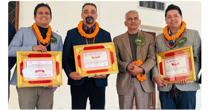 Dr. Arun sahhi - दैलेखमा चार वरिष्ठ चिकित्सक ‘स्वास्थ्य सेवा’ पुरस्कारबाट सम्मानित दैलेखमा चार वरिष्ठ चिकित्सक ‘स्वास्थ्य सेवा’ पुरस्कारबाट सम्मानित