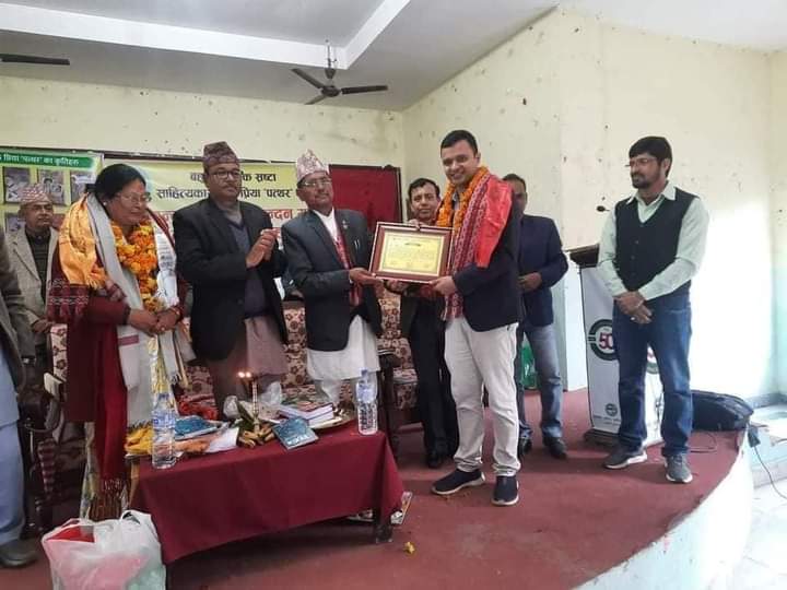 न्युरोसर्जन डा. पौडेल साहित्य तथा संस्कृति प्रतिष्ठान द्वारा सम्मानित