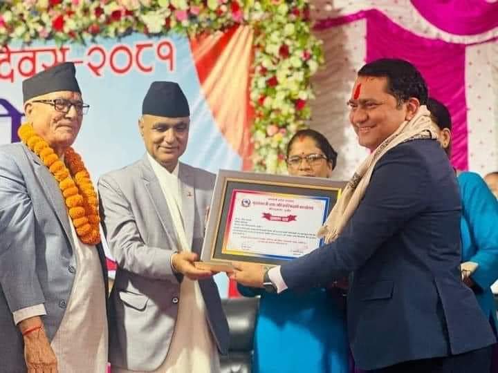 Dr. Rabin khadka - डा. रविन खड्कालाई कर्णाली प्रदेशको उत्कृष्ट निजामती पुरस्कार डा. रविन खड्कालाई कर्णाली प्रदेशको उत्कृष्ट निजामती पुरस्कार