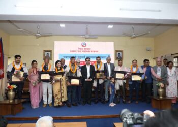 स्वास्थ्यमन्त्री ब्लुम्बर्ग जनस्वास्थ्य पुरस्कारबाट सात जना नगद सहित सम्मानित