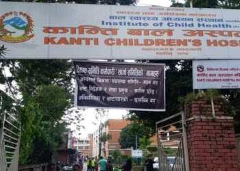 निर्देशक र लेखा अधिकृतलाई हटाउन माग गर्दै कान्ति बाल अस्पतालका कर्मचारी आन्दोलनमा
