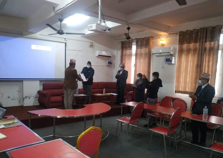 Photo 1 - सुदूरपश्चिम विश्वविद्यालय तथा उच्च शिक्षाको सम्भाव्यता अध्ययन कार्यदलको प्रतिवेदन प्रस्तुत सुदूरपश्चिम विश्वविद्यालय तथा उच्च शिक्षाको सम्भाव्यता अध्ययन कार्यदलको प्रतिवेदन प्रस्तुत