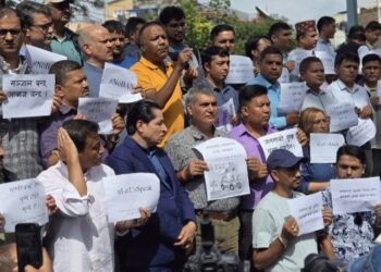 सामाजिक सञ्जाल बन्द गरेपछि पत्रकार प्रदर्शन गर्न सडकमा