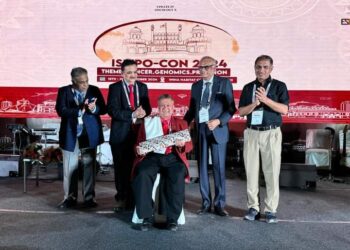 बरिष्ठ क्यान्सर रोग विशेषज्ञ डा. बराल भारतमा पुरस्कृत