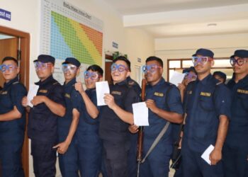 विश्व दृष्टि दिवस: सुरक्षाकर्मीको नि: शुल्क आँखा परीक्षण