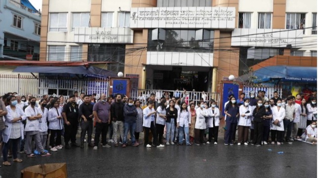 डाक्टर कुटिएको विरोधमा काठमाडौं मेडिकल कलेजमा प्रदर्शन