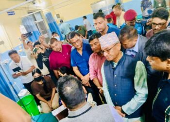 गृहमन्त्री लेखक चिकित्सकहरूको टोली लिएर हैजा प्रभावित क्षेत्रमा