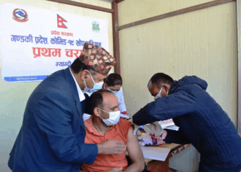 म्याग्दीमा‌ पहिलो खोप बेनी अस्पतालका प्रमुख डा.जितेन्द्र कँडेलबाट शुभारम्भ #Myagdi